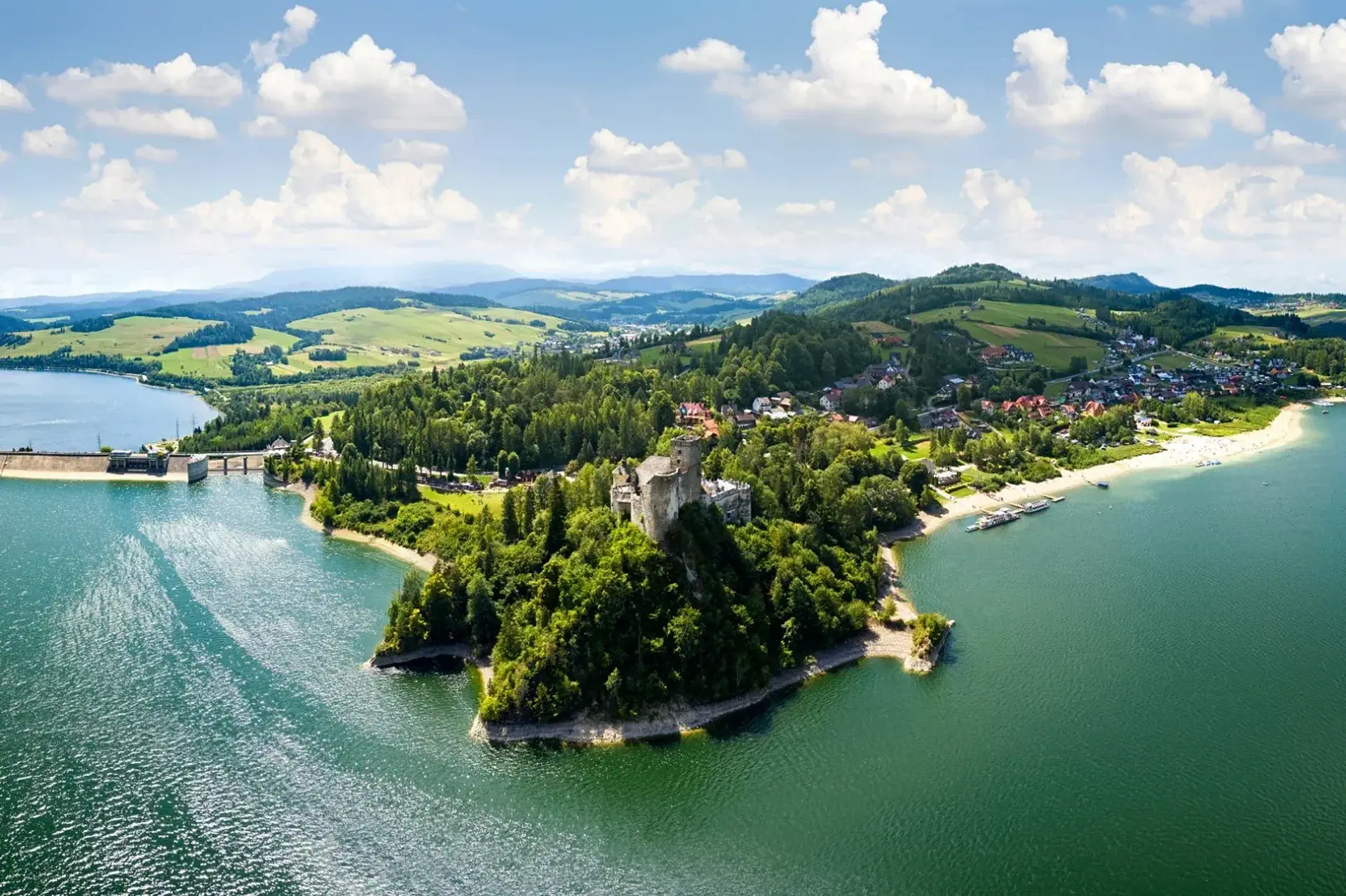 Eleganckie wnętrze Restauracji Natura — ciepłe drewno i kamień